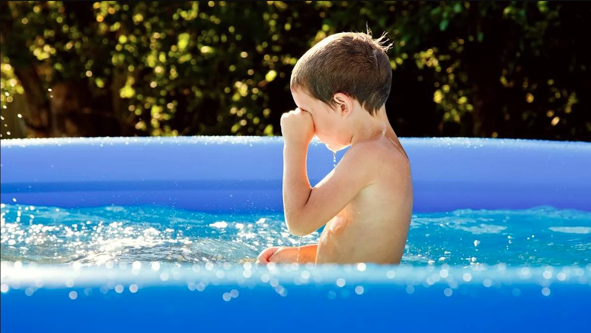 Controle la irritación de sus ojos Sumergirnos en el agua y descubrir qué secretos se albergan en su interior es algo que provoca cierta fascinación. Por eso, muchas veces, especialmente siendo niños, es inevitable: abrimos los ojos para comprobar por nosotros mismos qué se esconde en ese medio acuoso, tan ajeno a lo que sucede afuera. Sin embargo, ese sencillo gesto puede resultar muy dañino para el órgano de la visión por diferentes razones, sobre todo si estamos en una piscina.