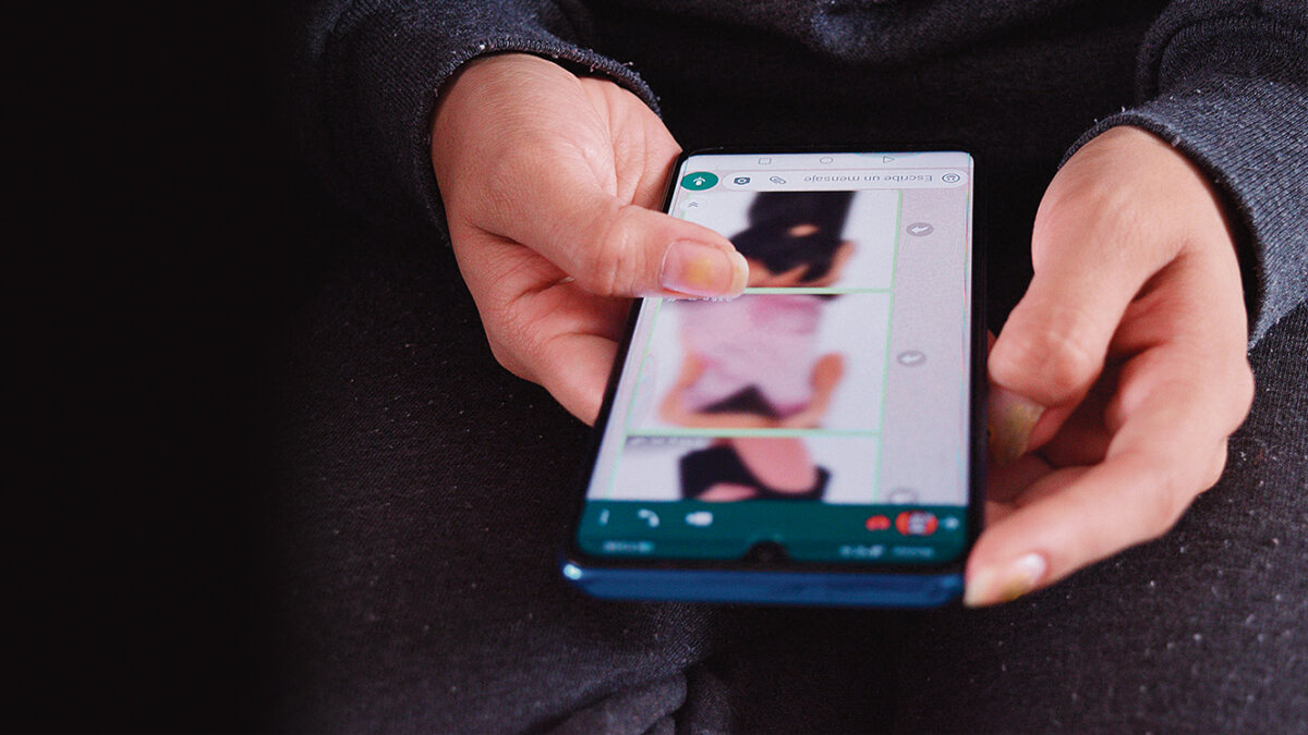 Penalizarán a quienes usen fotos y videos sin permiso 4 Penalizarán a quienes usen fotos y videos sin permiso La Corte Suprema de Justicia emitió en las últimas horas un fallo trascendental, luego de que reconociera que por el simple hecho de divulgar videos o fotos sin consentimiento a través de redes sociales, este acto es considerado violencia de género digital.