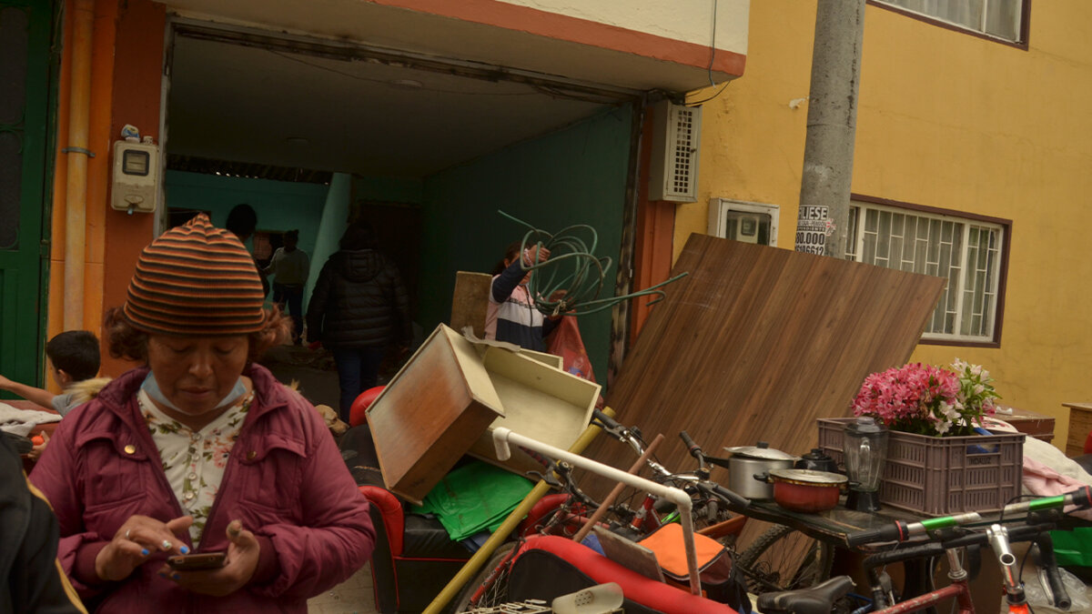 Fuerte desalojo de seis humildes familias en Engativá 7 Fuerte desalojo de seis humildes familias en Engativá Otro abuelito recibía curaciones en sus manos porque esa mañana el desalojo fue tan violento, que él y otras mujeres resultaron con moretones en sus brazos y pecho, ya que el Esmad hizo presencia para llevar a cabo la diligencia.
