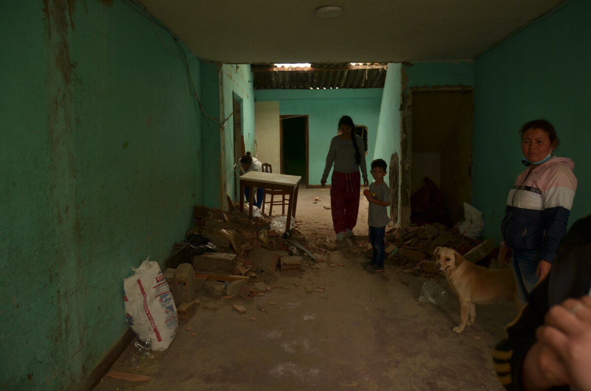 Fuerte desalojo de seis humildes familias en Engativá 3 Fuerte desalojo de seis humildes familias en Engativá Otro abuelito recibía curaciones en sus manos porque esa mañana el desalojo fue tan violento, que él y otras mujeres resultaron con moretones en sus brazos y pecho, ya que el Esmad hizo presencia para llevar a cabo la diligencia.