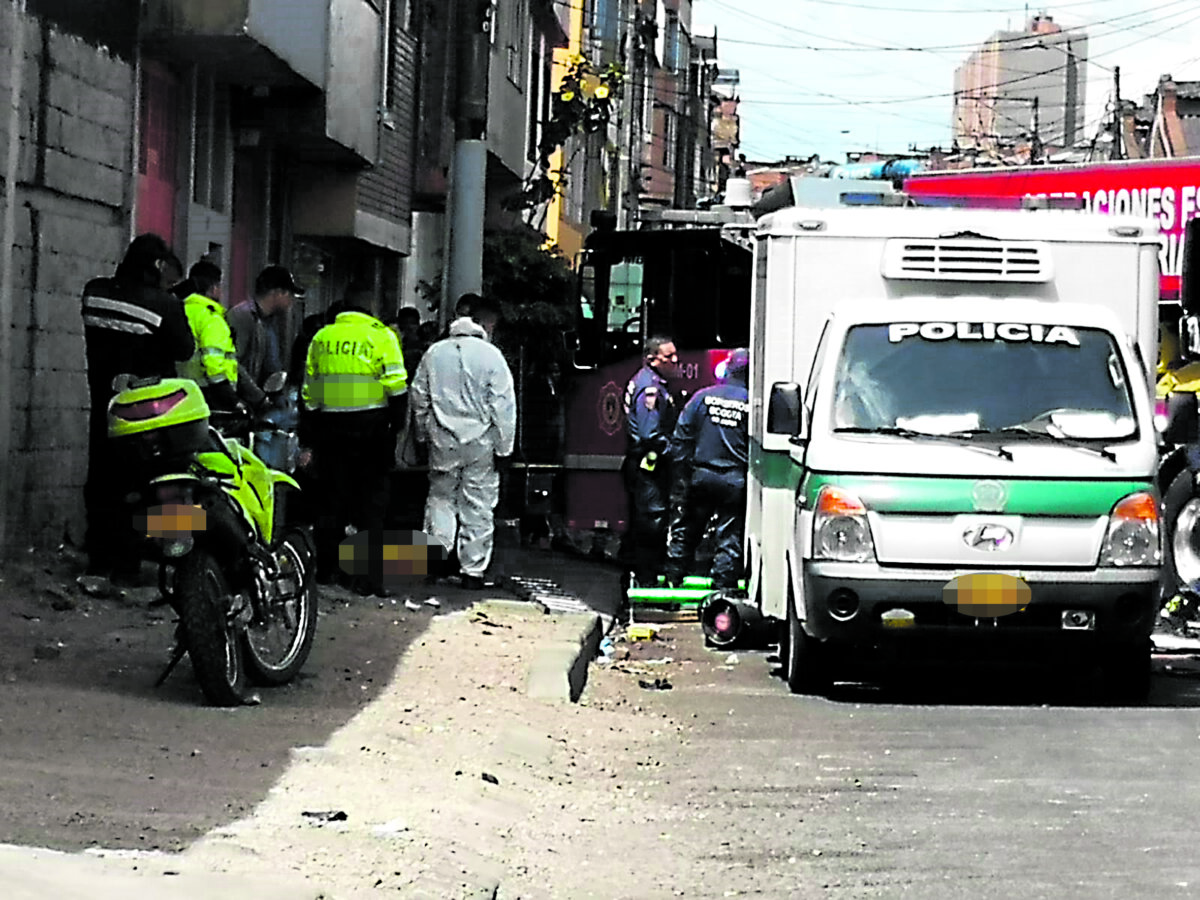 Descubren cadáver en una alcantarilla de Kennedy Q’HUBO pudo conocer que alrededor de las 7 de la noche del sábado, las autoridades fueron informadas del hallazgo de un cadáver en avanzado estado de descomposición dentro de una alcantarilla en la Carrera 83 con Calle 13F, en la localidad de Kennedy.