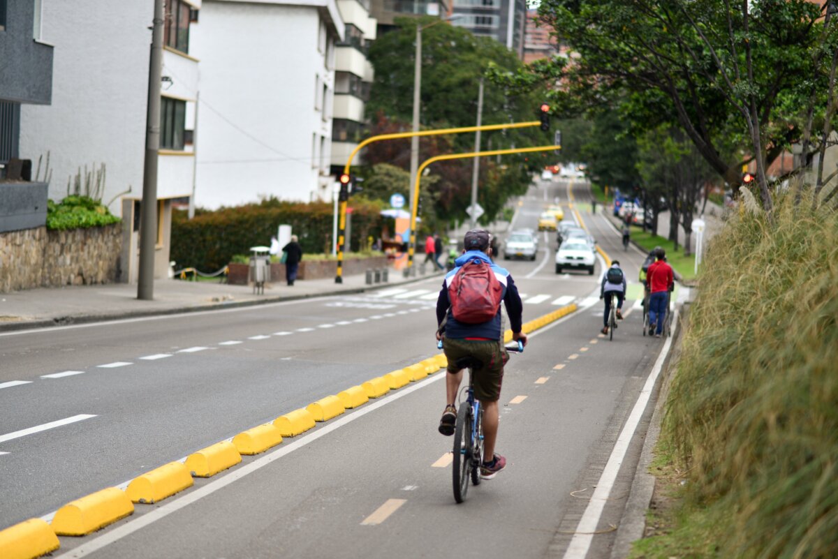 Así avanza el Día sin Carro y Moto en Bogotá Desde las 5 de la mañana de este jueves y hasta las 9 de la noche se lleva a cabo el Día sin Carro y sin Moto, el cual busca darle un respiro a la ciudad para reducir el impacto en el medio ambiente. A esta hora como era de esperarse se registran mejoras en el tiempo de desplazamiento, las autoridades han reforzado la seguridad, pero se han reportado retrasos en el sistema TransMilenio.
