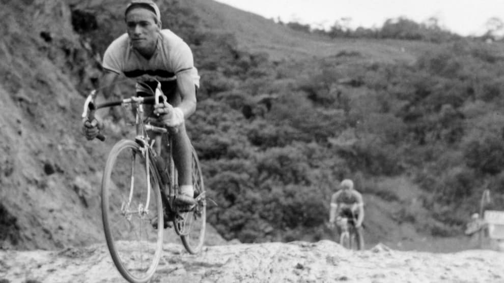 Murió Efraín 'El Zipa' Forero, campeón de la primera Vuelta a Colombia 1 Murió Efraín 'El Zipa' Forero, campeón de la primera Vuelta a Colombia Este lunes se registró la muerte de Efraín ‘El Zipa’ Forero a sus 92 años. El ciclista fue el primer campeón de la Vuelta a Colombia en 1951 y ganó cuatro veces el campeonato nacional de ruta.