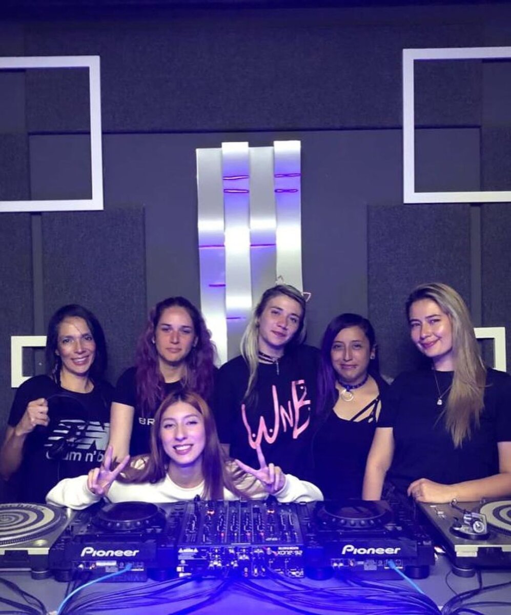 El poder del arte para impactar a los más jóvenes Años antes de que naciera Woman and Bass, en el 2018 Luisa creó Jump, una fundación de la cual es directora y cuyo objetivo es apoyar la formación y mejora de oportunidades de artistas y emprendedores, que buscan la oportunidad de poder rentabilizar y monetizar sus proyectos.