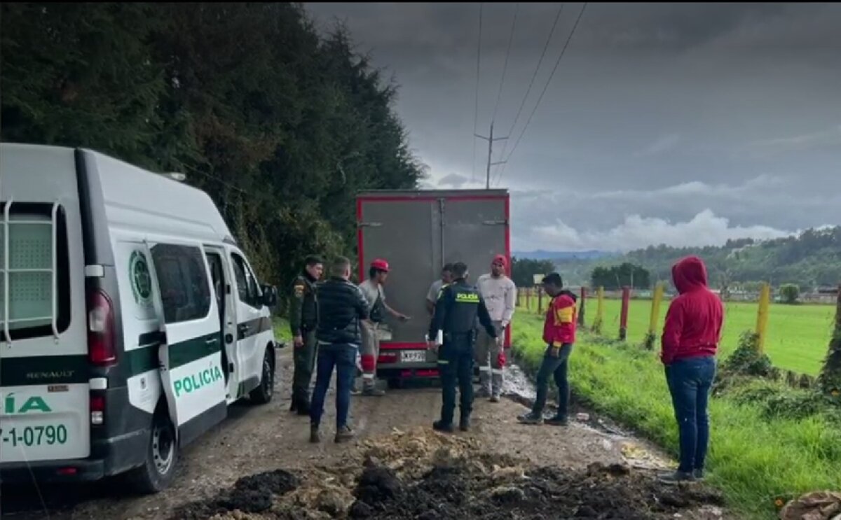 Pillaron a trabajadores arrojando escombros en la reserva ambiental de Bogotá 1 Pillaron a trabajadores arrojando escombros en la reserva ambiental de Bogotá Al respecto, el alcalde de Suba, Julián Moreno, indicó que “se estaba disponiendo de escombros en el espacio público en un camión de transporte, alimentos por parte de unas personas con el traje de la empresa Claro” y que ya se tomaron las respectivas medidas para evitar que esto pase.