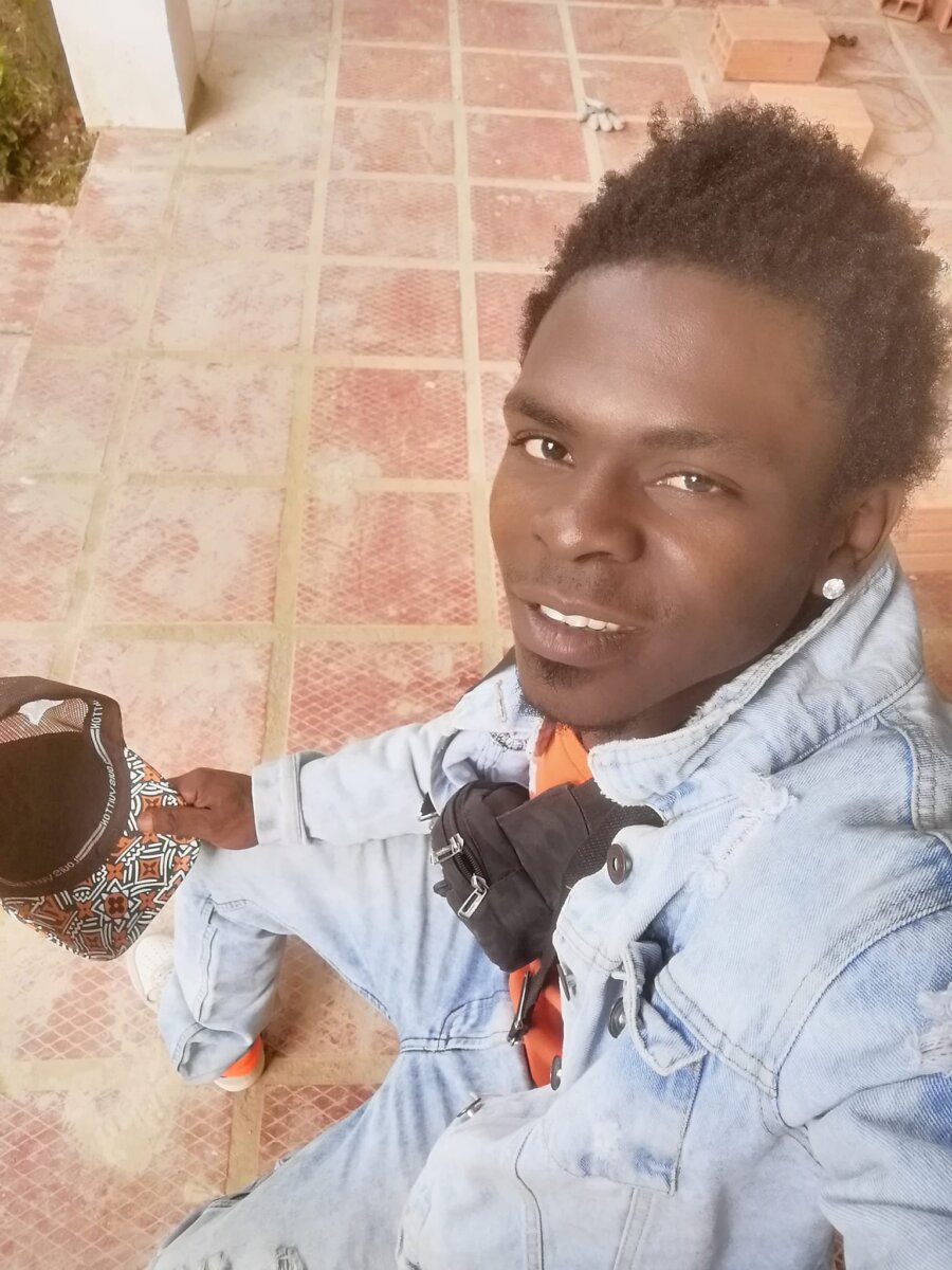 En duelo a muerte mataron a 'Sansón' en Rafael Uribe Atardecía. Un patrullero llevaba sobre sus brazos al joven Natalio Bonilla Sinisterra, mejor conocido como ‘Sansón’ en el barrio Las Colinas (Rafael Uribe). El muchacho agonizaba y todo su cuerpo estaba ensangrentado.
