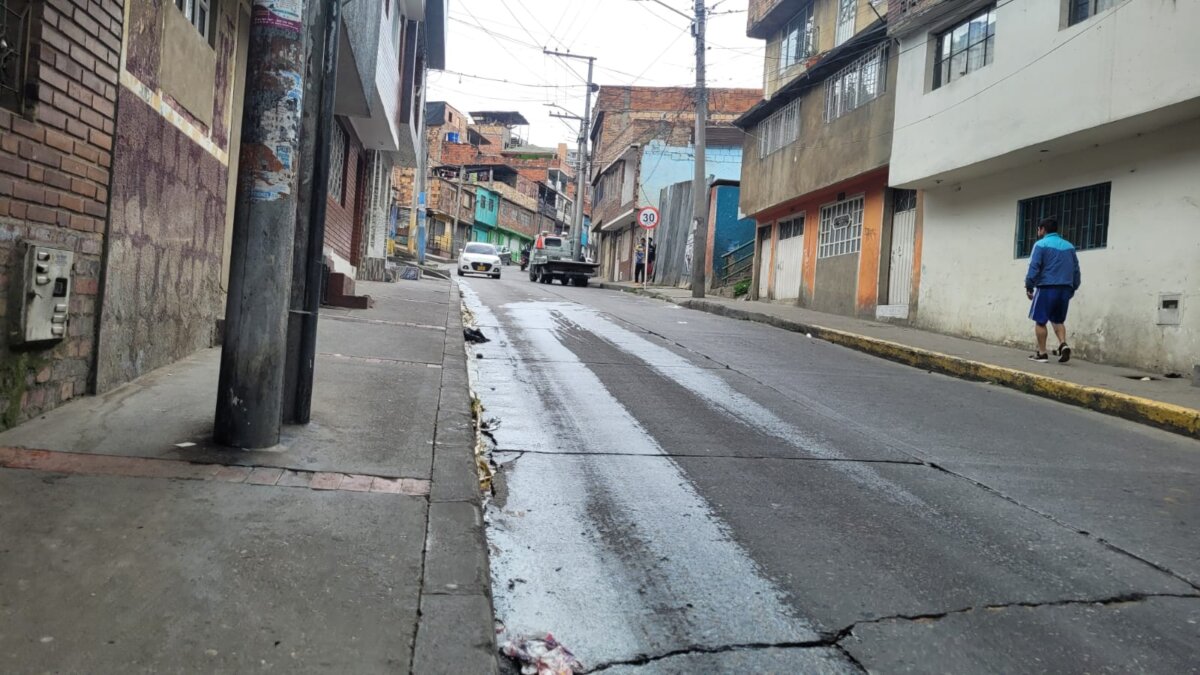 En duelo a muerte mataron a 'Sansón' en Rafael Uribe Atardecía. Un patrullero llevaba sobre sus brazos al joven Natalio Bonilla Sinisterra, mejor conocido como ‘Sansón’ en el barrio Las Colinas (Rafael Uribe). El muchacho agonizaba y todo su cuerpo estaba ensangrentado.