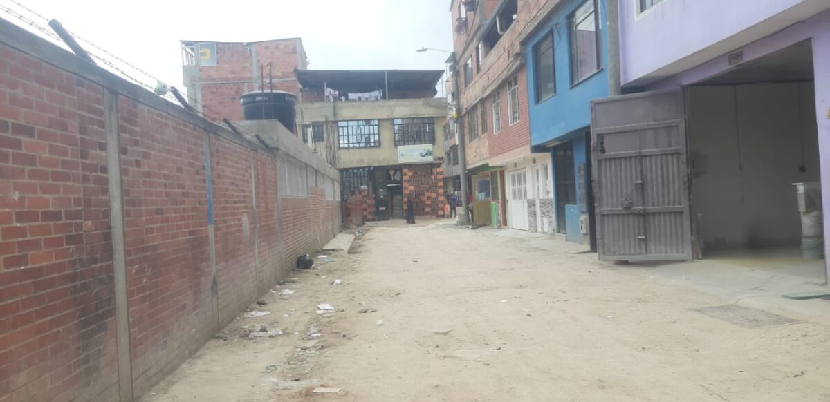 Asesinan a comerciante de Corabastos en Soacha 1 Asesinan a comerciante de Corabastos en Soacha El occiso fue identificado como Sebastián Rendón Castañeda, un joven comerciante de Corabastos de 28 años, cuyo cuerpo tenía varias heridas visibles a la altura de la cabeza, causadas con arma de fuego. El CTI se encargó del levantamiento y la inspección técnica del cadáver.
