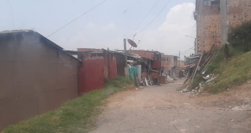 Hallan cuerpo dentro de una vivienda en Bellaflor 1 Hallan cuerpo dentro de una vivienda en Bellaflor Este miércoles, en una vivienda ubicada en inmediaciones de la invasión Bellaflor (Ciudad Bolívar), pasadas las 7:30 de la noche uniformados de la zona fueron alertados por la comunidad sobre el hallazgo del cadáver de un hombre dentro de una vivienda, la cual se encuentra en obra negra.