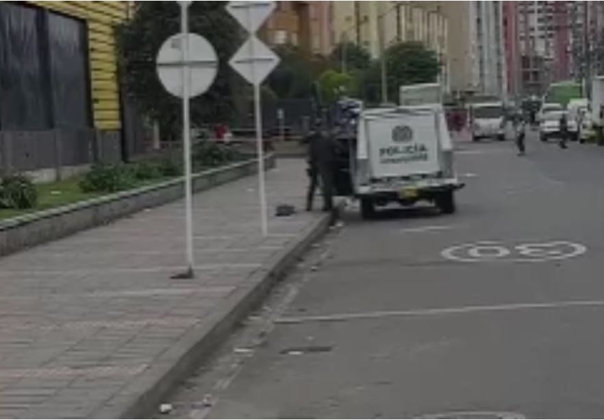 Última hora: pánico por posible artefacto explosivo al norte de Bogotá La mañana de este jueves las autoridades llegaron a la Autopista Norte con Calle 176 con el fin de atender una emergencia reportada por la comunidad, quienes aseguraron que habría un artefacto explosivo en este punto del norte de la capital.