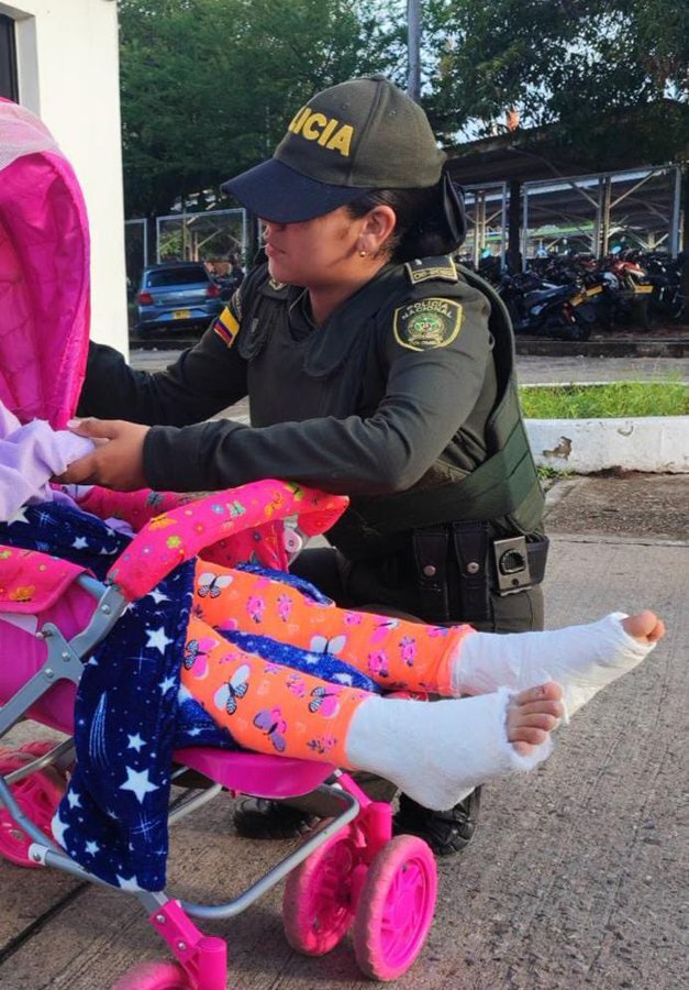 Infame mujer enyesó las piernas de su hija para pedir plata 1 Infame mujer enyesó las piernas de su hija para pedir plata La Policía encontró a una mujer que utilizaba a su hija para pedir plata, lo más increíble del caso, es que le había enyesado las dos piernas y la tenía en un coche. El hecho sucedió en el sector de Campo Galán, en Barrancabermeja.