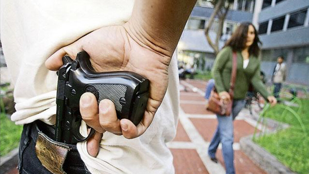 Mujer fue baleada en la cara por resistirse a un robo Las autoridades informaron que el valor del robo supera los 18 millones de pesos y que se encuentran revisando material fílmico de las cámaras de seguridad de la zona y esperan establecer la manera en que los atracadores se enteraron con exactitud de los movimientos bancarios de la pareja.