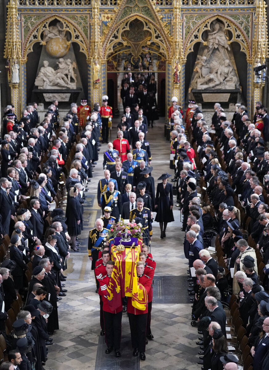 La imponente despedida a la reina Isabel II Ícono de una era, Isabel II, fallecida tras 70 años de histórico reinado, finalizó este lunes su último viaje en Windsor, adonde llegó en procesión tras su grandioso funeral en Londres para ser inhumada junto a sus padres y esposo.