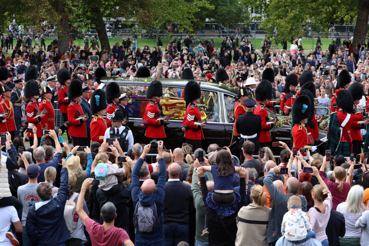 La imponente despedida a la reina Isabel II Ícono de una era, Isabel II, fallecida tras 70 años de histórico reinado, finalizó este lunes su último viaje en Windsor, adonde llegó en procesión tras su grandioso funeral en Londres para ser inhumada junto a sus padres y esposo.