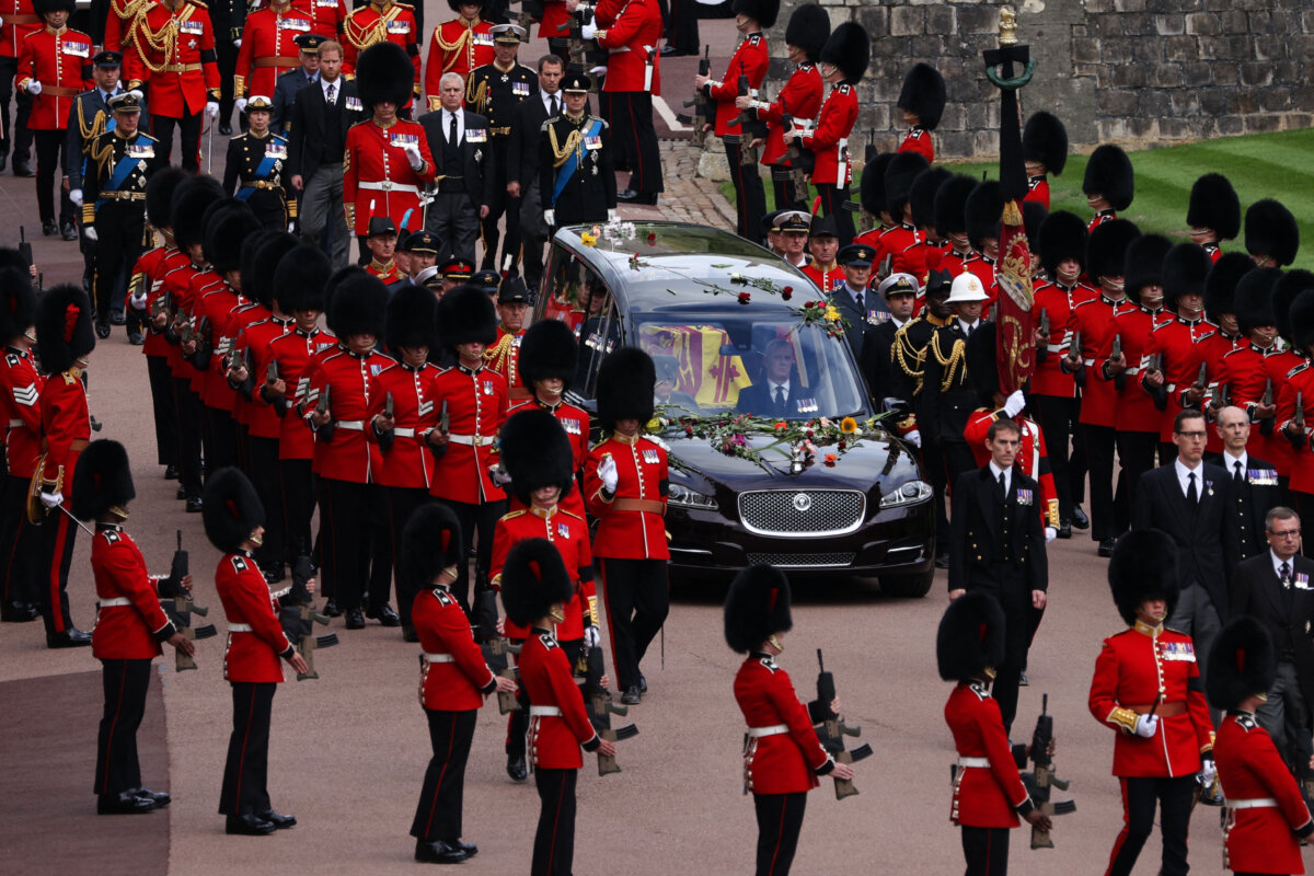 La imponente despedida a la reina Isabel II Ícono de una era, Isabel II, fallecida tras 70 años de histórico reinado, finalizó este lunes su último viaje en Windsor, adonde llegó en procesión tras su grandioso funeral en Londres para ser inhumada junto a sus padres y esposo.