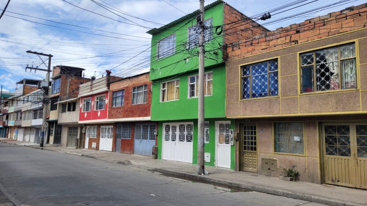 Estremecedor relato del feminicidio de Gloria 1 Estremecedor relato del feminicidio de Gloria Q’HUBO conversó con la hija de Gloria Valencia, la mujer que fue vilmente asesinada por su expareja en el último caso de feminicidio que estremeció a Bogotá. El sentimiento es de impotencia: a Gloria pudieron salvarla, pero no lo hicieron, ya que cuando las autoridades atendieron la emergencia, era demasiado tarde. Esta es la crónica del día de su muerte.