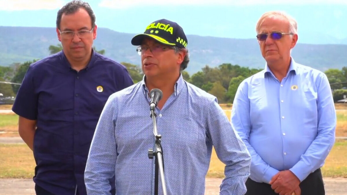 Masacre de policías en el Huila se les atribuye a disidencias, dice Petro El presidente Gustavo Petro este sábado visitó de emergencia el corregimiento de San Luis, en Neiva, Huila, tras la masacre de siete policías, que se presentó este viernes.