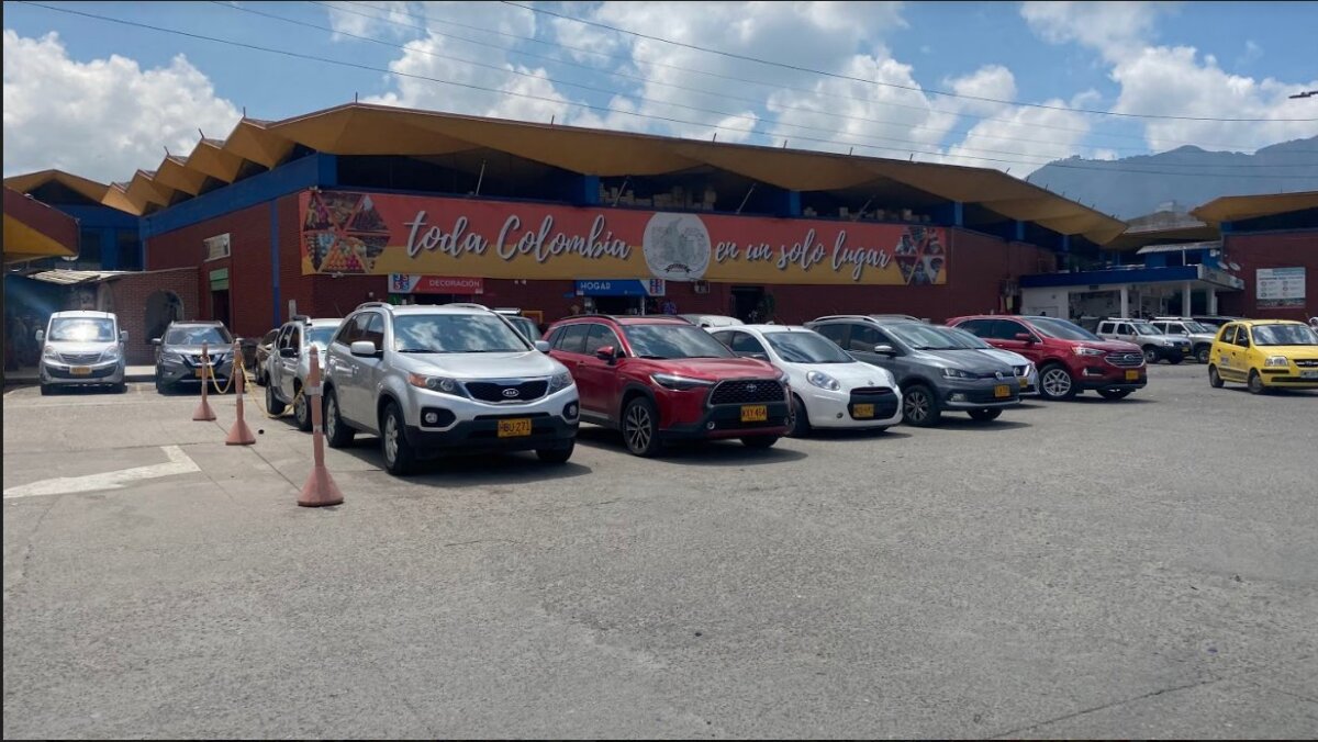 La enorme variedad de la plaza de Paloquemao Continuamos nuestro recorrido visitando las plazas de mercado más emblemáticas de Bogotá. En esta ocasión llegamos a Paloquemao, conocida por su variedad de productos y sus grandes instalaciones. Este increíble lugar fue declarado como patrimonio cultural y arquitectónico.&nbsp;