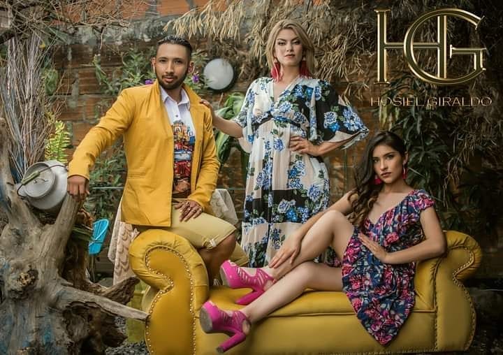 La lucha de Hosiel para abrirse paso en el mundo de la moda 1 La lucha de Hosiel para abrirse paso en el mundo de la moda Sangre, sudor y lágrimas podrían resumir la carrera del diseñador Hosiel Giraldo (34 años). Oriundo de Montenegro (Quindío), y quien a punta de tesón demuestra que para lograr los sueños hay que hacer duros sacrificios pero al final, cuando se ve la recompensa, hace que todo valga la pena. Hoy Hosiel se abre camino en el cerrado y exclusivo círculo de la moda en Colombia.