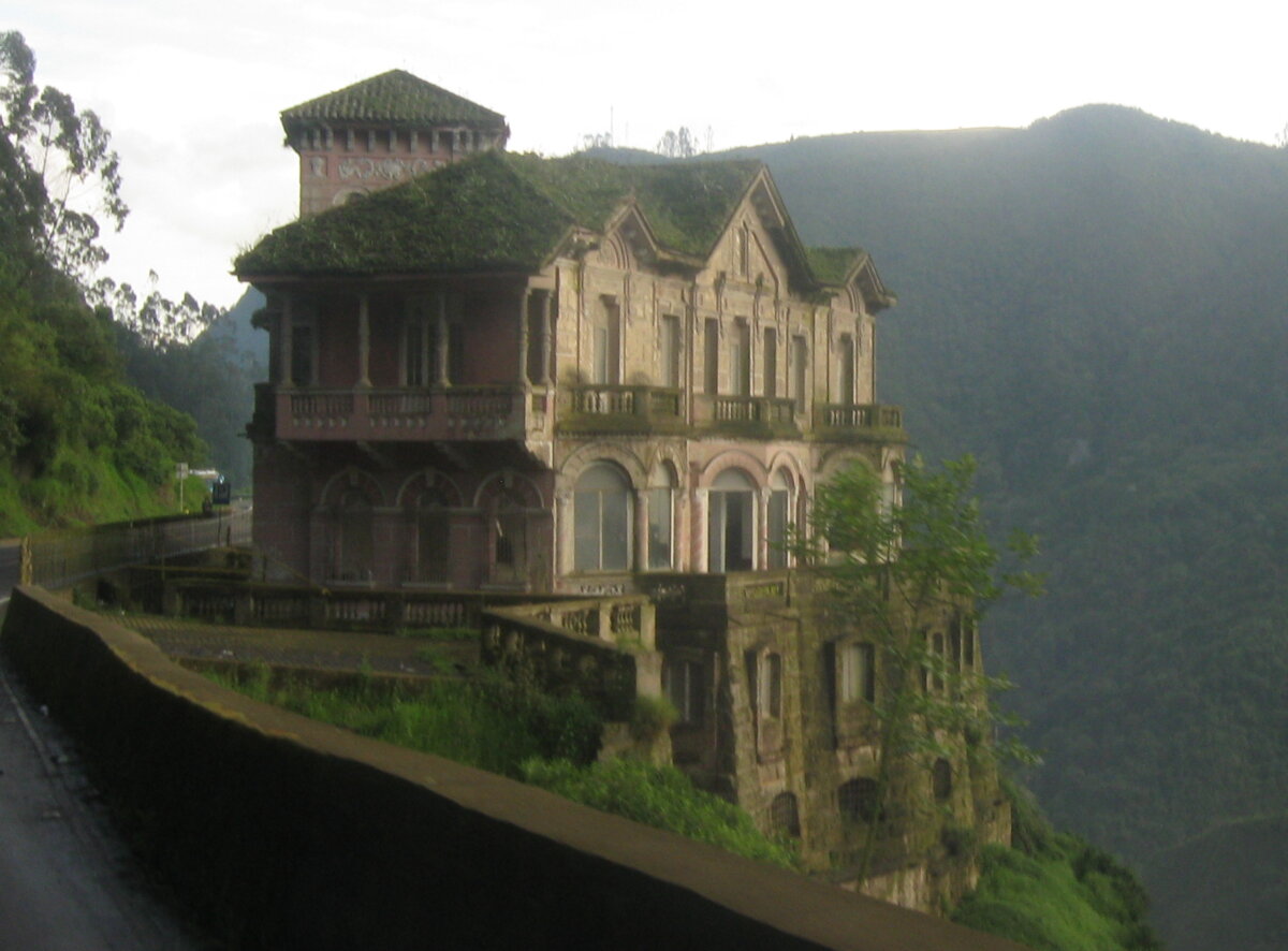 Los misterios del Salto del Tequendama 1 Los misterios del Salto del Tequendama El Salto del Tequendama es noticia hoy por la caída de un automóvil con dos ocupantes, cuyos cuerpos aún no han sido encontrados. A raíz de esto, los misterios que hay detrás de este turístico lugar volvieron a salir a la luz.