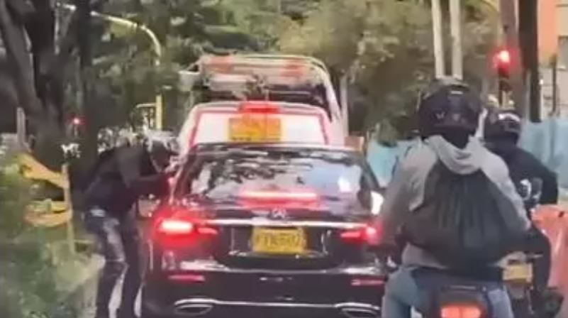 EN VIDEO: Nuevo caso de hurto a mano armada en Bogotá 5 EN VIDEO: Nuevo caso de hurto a mano armada en Bogotá El hurto se presentó exactamente en la calle 85 con carrera octava y el clip que circula en redes sociales se ha vuelto viral, pues la inseguridad en la ciudad tiene cansados a los capitalinos.