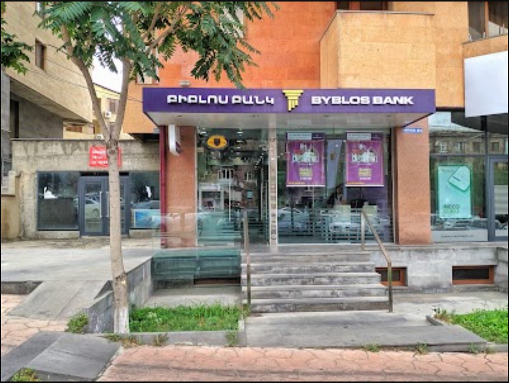 Amenazó con quemar el banco si no le entregaban sus ahorros 1 Amenazó con quemar el banco si no le entregaban sus ahorros Un hombre libanés fue detenido tras haber rociado gasolina un banco y amenazar con prenderle fuego si no le entregaban sus ahorros. El pobre hombre entró en desesperación debido a que la entidad, al igual que todo el país, está atravesando una crisis de liquidez desde hace dos años y no ha podido resolver la situación de sus clientes.