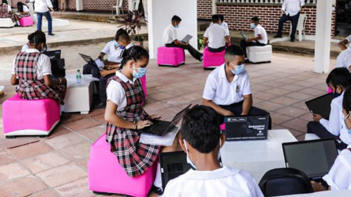 ¡Ya es un hecho! Estratos 1 y 2 tendrán acceso gratis a internet El Concejo de Bogotá aprobó este martes, el proyecto que busca que las familias de estrato 1 y 2, tengan acceso a internet de manera gratuita en Bogotá.