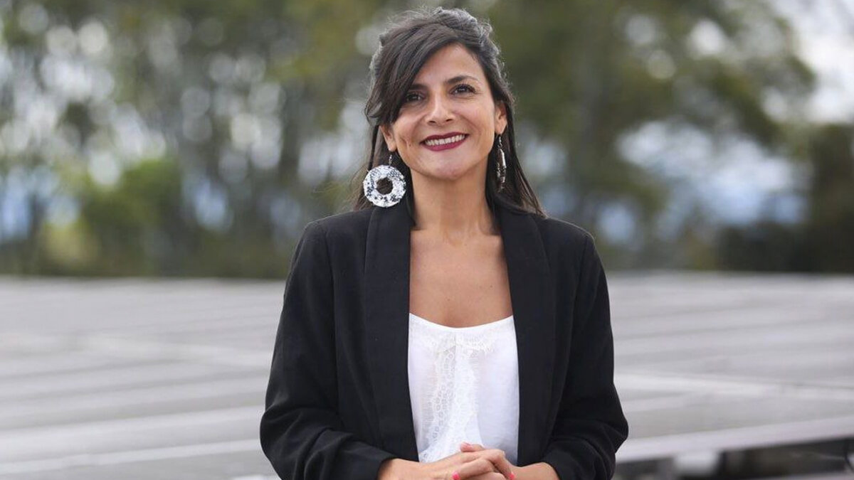 Otra metida de pata de la ministra de Minas, Irene Vélez 10 Otra metida de pata de la ministra de Minas, Irene Vélez La ministra de Minas y Energía, Irene Vélez, nuevamente está en el ojo del huracán, luego de asistir este lunes 12 a su primer debate de control político ante el Senado, pues cometió el error de leer en su intervención y reconocer que desconocía sobre la Ley Quinta.