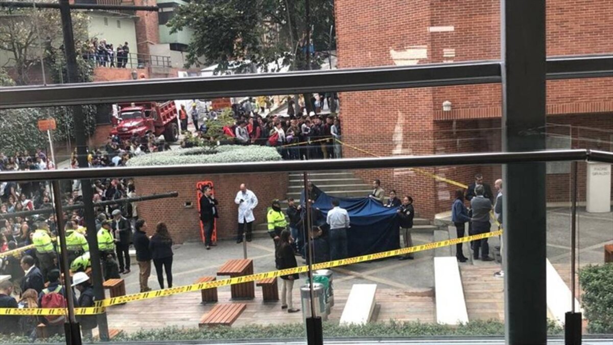 Última hora: macabra muerte en la Javeriana 1 Última hora: macabra muerte en la Javeriana Un joven de tan solo 25 años se cayó del edificio de parqueaderos de la Universidad Javeriana la tarde de este jueves, lo que le ocasionó la muerte de manera inmediata.