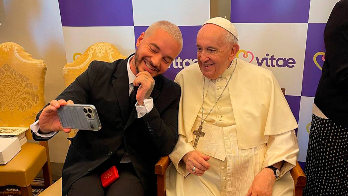Las bromas del papa Francisco con J Balvin El Papa Francisco recibió este jueves en el Vaticano a un grupo de artistas internacionales, entre los que se destacan el cantante colombiano J Balvin, quien logró, además, sacarse unas selfies con él y hacer una que otra broma.