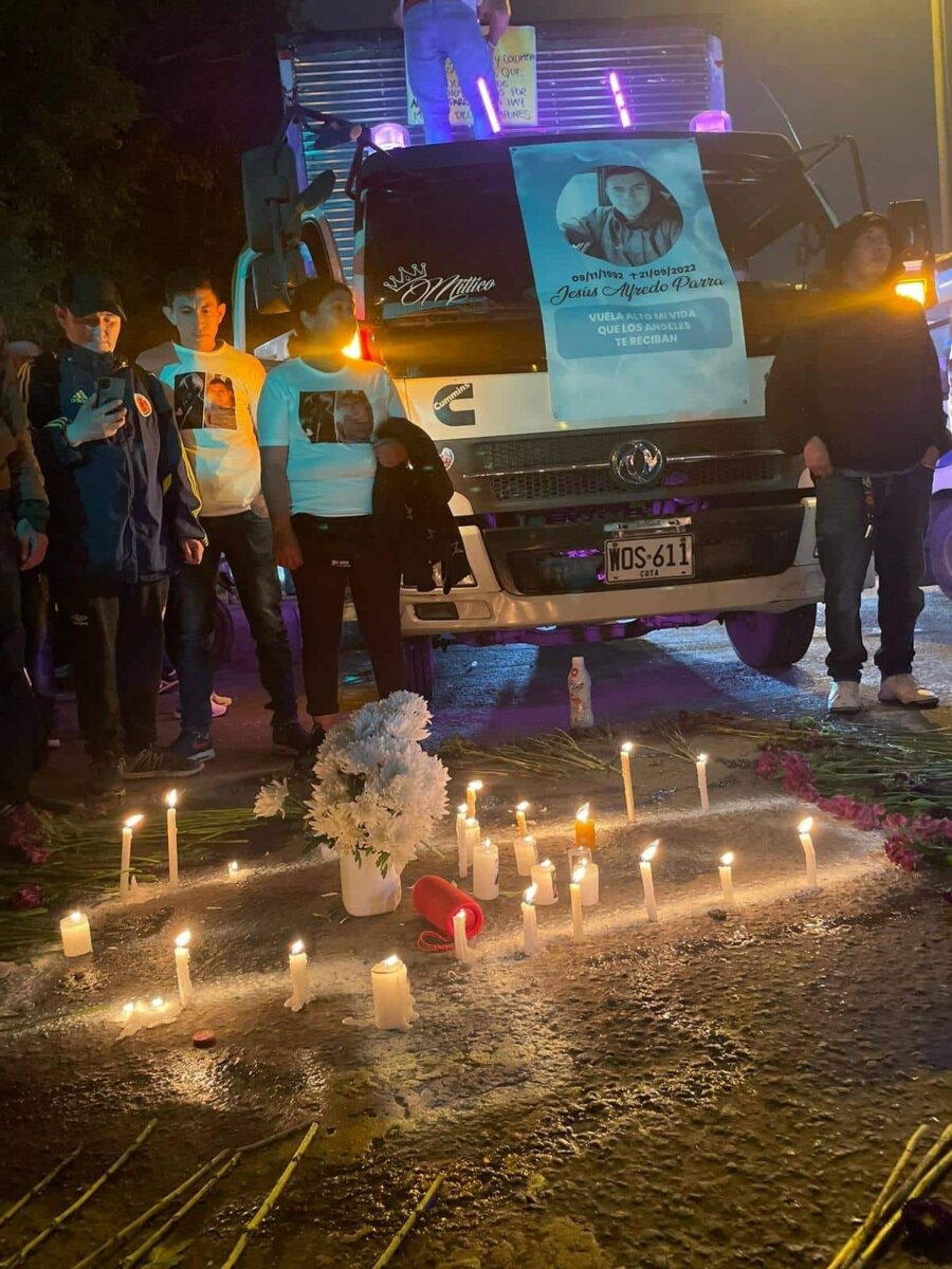 La tragedia de Jesús en Corabastos Sobre las 10:30 de la noche del pasado jueves Jesús Alfredo Parra no contestó su celular. Su esposa y demás familiares del hombre, de 28 años, nunca pensaron que esa sería la premonición de una tragedia que les dio un giro a su vida de 180 grados. Después de mucho trasegar, la familia se enteró de que Jesús había sido arrollado por un enorme camión frente a la entrada 4 de Corabastos.