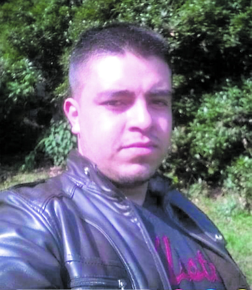 Juan Carlos fue asesinado en su pizzería 1 Juan Carlos fue asesinado en su pizzería Un joven comerciante, dueño de una pizzería, fue víctima de la violencia desmedida de un par de ladrones que cometieron un masivo hurto en el restaurante, desatando el descontrol y acabando con los 36 años de vida del santandereano Juan Carlos Gamba González.