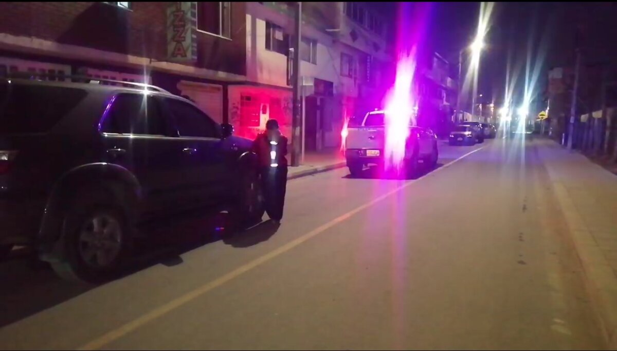 Juan Carlos fue asesinado en su pizzería 2 Juan Carlos fue asesinado en su pizzería Un joven comerciante, dueño de una pizzería, fue víctima de la violencia desmedida de un par de ladrones que cometieron un masivo hurto en el restaurante, desatando el descontrol y acabando con los 36 años de vida del santandereano Juan Carlos Gamba González.