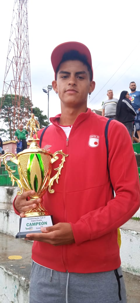 La lucha de Sebastián para ver bien 2 La lucha de Sebastián para ver bien Influenciado por su tío, Jéfferson Carranza, quien jugó en la Selección Bogotá, y por su pade, Andrés, quien es un gran aficionado al fútbol, Juan Sebastián comenzó a paracticar este deporte a los 4 años de edad. Empezó entrenando en la escuela de Caterpillar Motor y luego en la Fundación Revel. Hasta que en 2019 se presentó a la convocatoria de Independiente Santa Fe y gracias a su talento fue seleccionado. Durante tres años fue campeón de la Copa Metropolitana y también en torneos intermunicipales, destacándose como volante y defensa.
