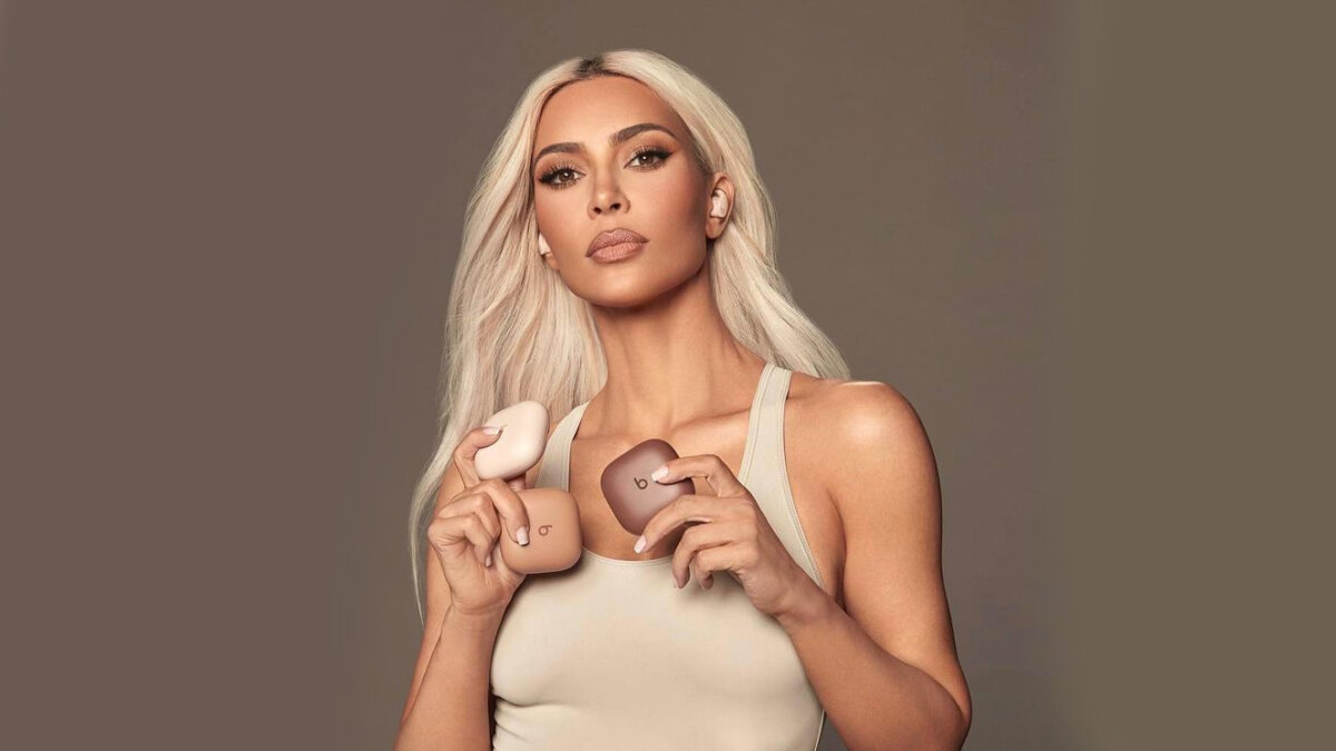 Demandan a Kim Kardashian por producto que "arranca la piel" 6 Demandan a Kim Kardashian por producto que "arranca la piel" La famosa modelo y empresaria Kim Kardahian, está en el ojo del huracán, pues, fue demandada por una mujer que asegura que un producto de su marca le "arrancó parte de su piel".