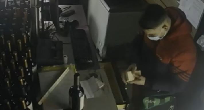 De empleado a ladrón: Pillo asaltó restaurante en el que le dieron trabajo 1 De empleado a ladrón: Pillo asaltó restaurante en el que le dieron trabajo Un sujeto solicitó empleo en un restaurante y a pesar de que no contaban con experiencia lo contrataron, sin embargo, lo que este buscaba era una oportunidad para robar.