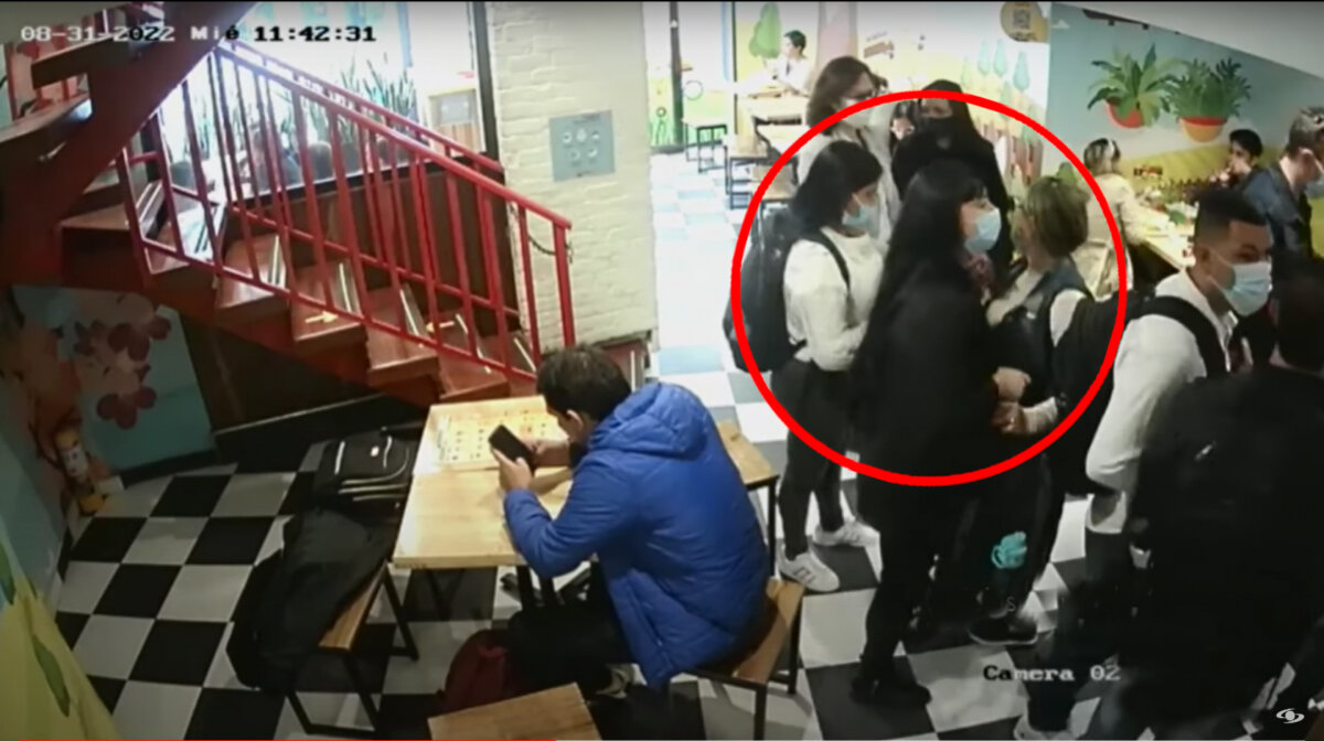 Banda de atracadoras tienen azotados a los estudiantes de Chapinero 3 Banda de atracadoras tienen azotados a los estudiantes de Chapinero Una banda conformada por tres atracadoras está haciendo de las suyas en la localidad de Chapinero y sus principales víctimas son los estudiantes que transitan por esta zona.