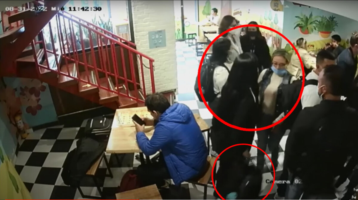 Banda de atracadoras tienen azotados a los estudiantes de Chapinero 2 Banda de atracadoras tienen azotados a los estudiantes de Chapinero Una banda conformada por tres atracadoras está haciendo de las suyas en la localidad de Chapinero y sus principales víctimas son los estudiantes que transitan por esta zona.