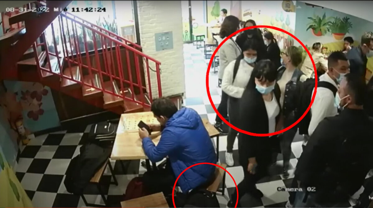 Banda de atracadoras tienen azotados a los estudiantes de Chapinero 1 Banda de atracadoras tienen azotados a los estudiantes de Chapinero Una banda conformada por tres atracadoras está haciendo de las suyas en la localidad de Chapinero y sus principales víctimas son los estudiantes que transitan por esta zona.