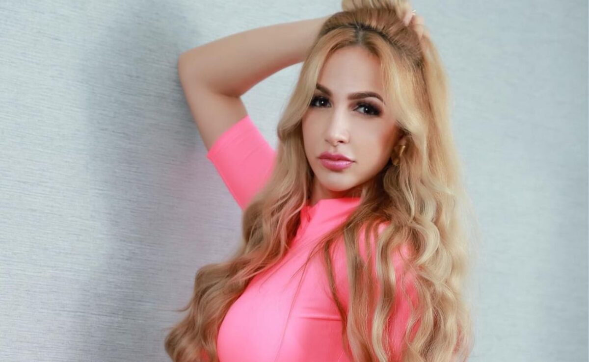 Reguetonero le dio tremenda paliza a la artista Lady Yuliana La cantante de música popular Lady Yuliana fue brutalmente atacada a patadas, por un reguetonero, mientras se encontraba en el camerino del teatro donde se llevaba a cabo la ceremonia de los Premios Golden Mic Music Awards.