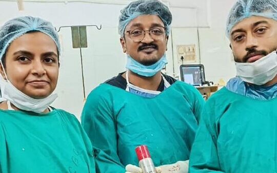 Impactante: médicos le encontraron un frasco de desodorante en el colon a un joven 2 Impactante: médicos le encontraron un frasco de desodorante en el colon a un joven Tras la cirugía, los médicos indicaron que tenía una lata de desodorante de aproximadamente 20 centímetros en el colón y que el paciente la habría introducido por su recto.