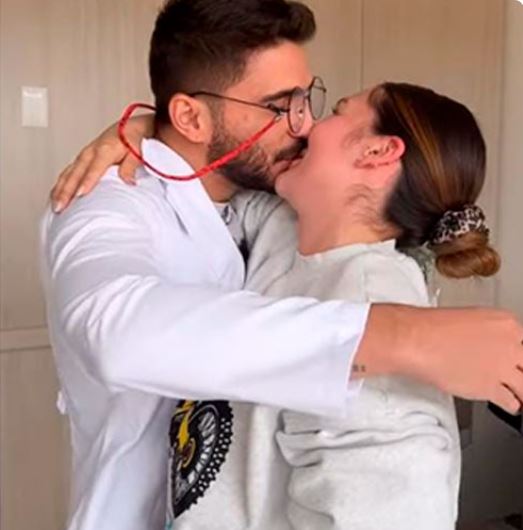 Novio de Lina Tejeiro la sorprendió en el hospital vestido de doctor Juan Duque se disfrazó de médico y sorprendió a Lina Tejeiro en la clínica en la que está hospitalizada. ¡Qué traga!