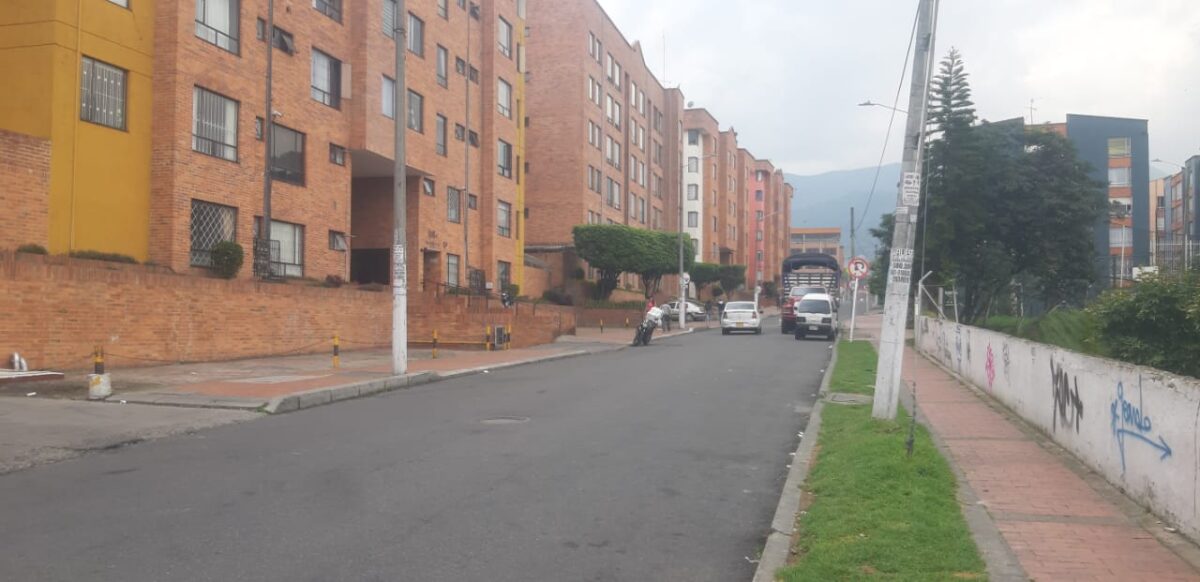 Por robarse un celular: golpeado hasta la muerte en San Cristóbal 1 Por robarse un celular: golpeado hasta la muerte en San Cristóbal Mientras un ‘jalador’ de carros se hacía sus monedas y los vendedores de las afueras de la estación de TransMilenio Ciudad Verde ofrecían cigarrillos, algunos vieron que “un pelado se acercó hacia un bus que estaba esperando el cambio del semáforo, se encaramó y le rapó el celular. En ese momento hubo gente que gritó: ‘¡Cójanlo!’, y un señor de otro carro se bajó a perseguirlo. El tipo pegó el pique para agarrar al pelao”, le describió ayer a Q’HUBO un testigo.