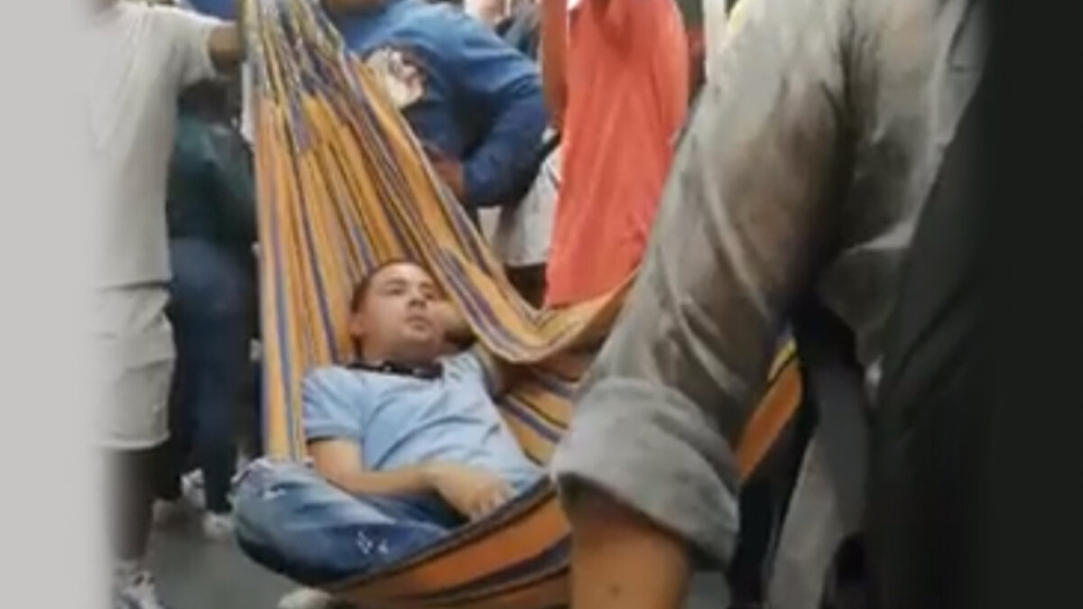 Hombre colgó una hamaca en pleno transporte público En video quedó registrado cómo un hombre en pleno transporte colgó una hamaca para acostarse mientras llegaba a su destino, y hasta hizo correr a los demás pasajeros para irse cómodo.
