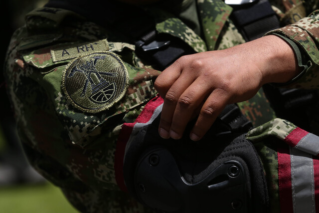 Investigan a seis militares por presunta violación de una menor indígena Por presuntamente participar en la violación de una menor indígena de quince años, la Procuraduría General abrió este viernes investigación disciplinaria contra seis militares involucrados en ese caso.