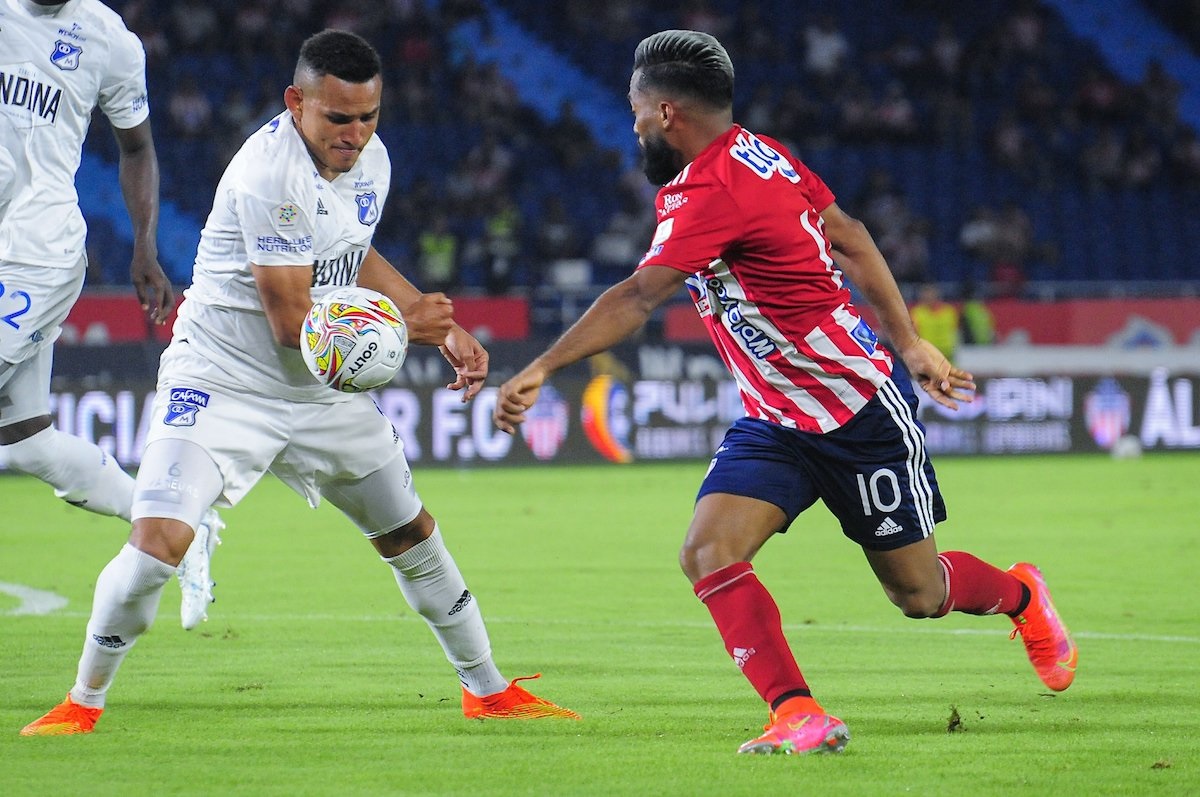 Millonarios le ganó al Junior en el último suspiro No hay quien destrone a Millonarios en la Liga. Este miércoles, el cuadro 'Embajador' volvió a salirse con la suya ganándole en el último minuto 1-0, como visitante, al Junior.