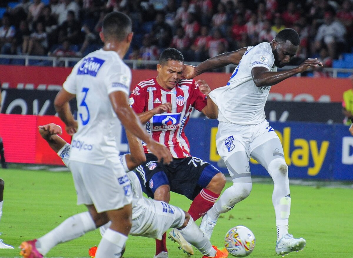 Millonarios le ganó al Junior en el último suspiro No hay quien destrone a Millonarios en la Liga. Este miércoles, el cuadro 'Embajador' volvió a salirse con la suya ganándole en el último minuto 1-0, como visitante, al Junior.