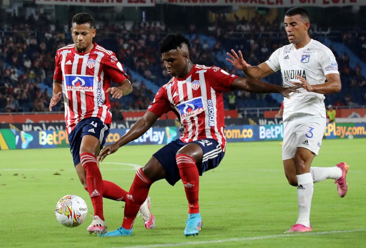 Millonarios le ganó al Junior en el último suspiro No hay quien destrone a Millonarios en la Liga. Este miércoles, el cuadro 'Embajador' volvió a salirse con la suya ganándole en el último minuto 1-0, como visitante, al Junior.