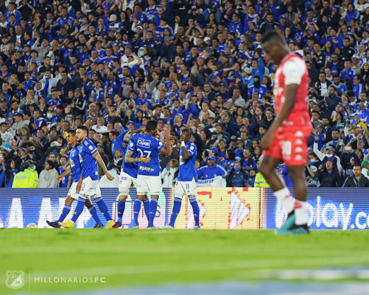 Millonarios ganó el clásico y no suelta el liderato de la Liga Millonarios no cree en nadie en esta Liga. Este sábado, en el estadio El Campín, el equipo dirigido por Alberto Gamero venció 2-0 a Santa Fe y sigue manteniendo su paternidad en el Clásico capitalino. Como si fuera poco, se mantiene invicto y líder de la Liga.