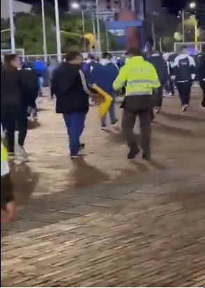 Descarado hincha de Millonarios se iba a llevar una silla del estadio El Campín 1 Descarado hincha de Millonarios se iba a llevar una silla del estadio El Campín Recientemente a través de las redes sociales quedó en evidencia el descarado hincha de millonarios que tras haber culminado el clásico capitalino el pasado sábado, intentó llevarse una silla del estadio.